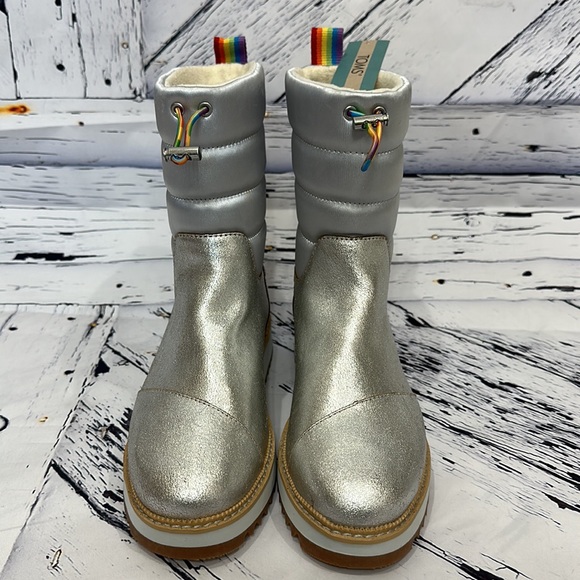 NWT TOMS WOMEN SILVER MAKENNA LEATHER QUILTED RAINBOW FLEECE WINTER SNOW BOOTS 6 - Picture 4 of 10